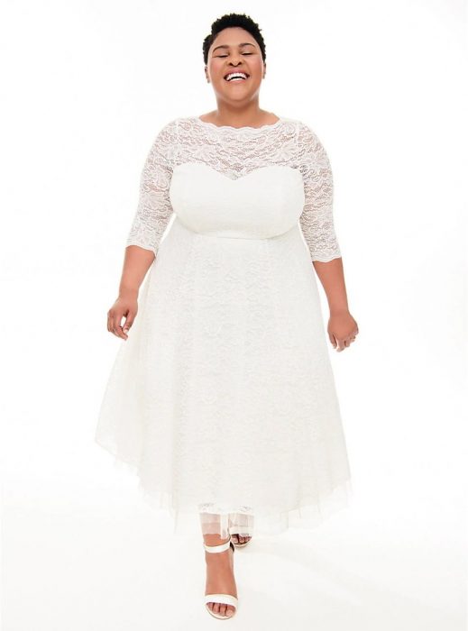 Chica plus size modelando un vestido de novia blanco con corte de princesa