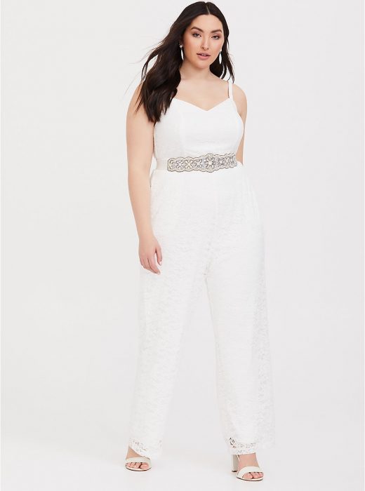 Chica curvy modelando un jumpsuit blanco para una boda 