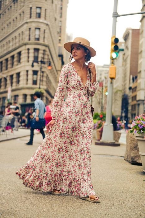 chica usando maxi vestido de flores y sombrero de paja