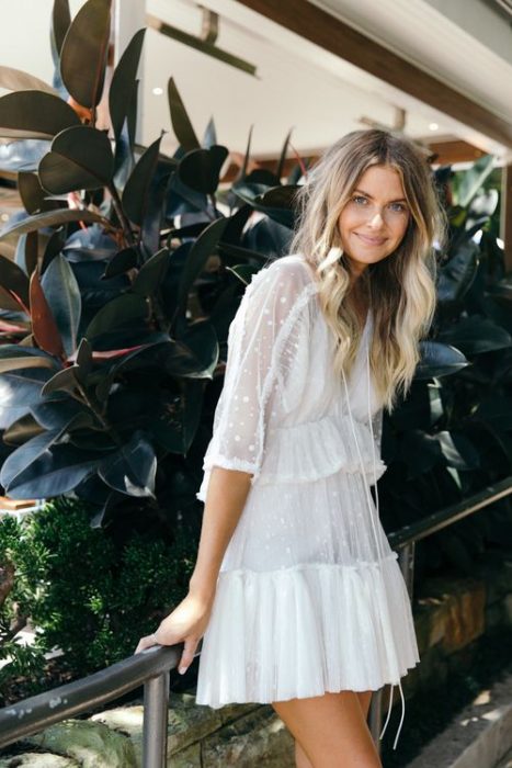 chica con vestido corto blanco estilo boho