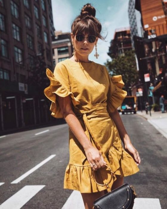 chica modelando un vestido amarillo corto