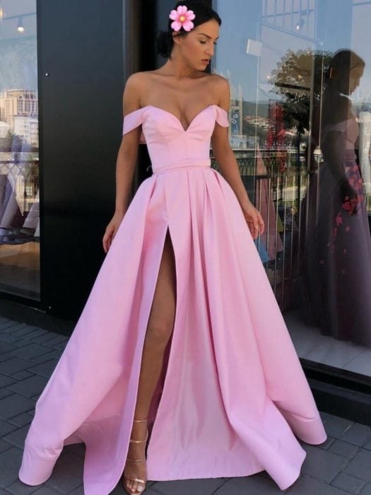 Chica modelando un vestido de fiesta corte princesa de color rosa 