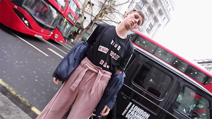 Youtuber vestido con ropa del supermercado en la Semana de la Moda de Londres