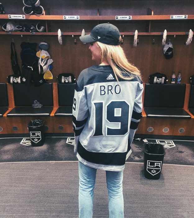 chica usando jersey de hockey 