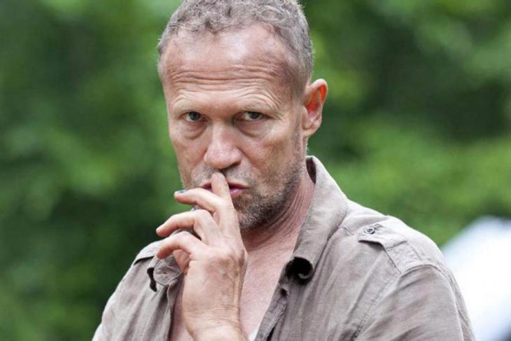 El actor Michael Rooker interpretando al personaje de Merle Dixon en The Walking Dead