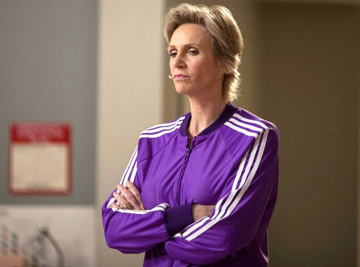 La actriz Jane Lynch interpretando al personaje de Sue Sylvester en Glee