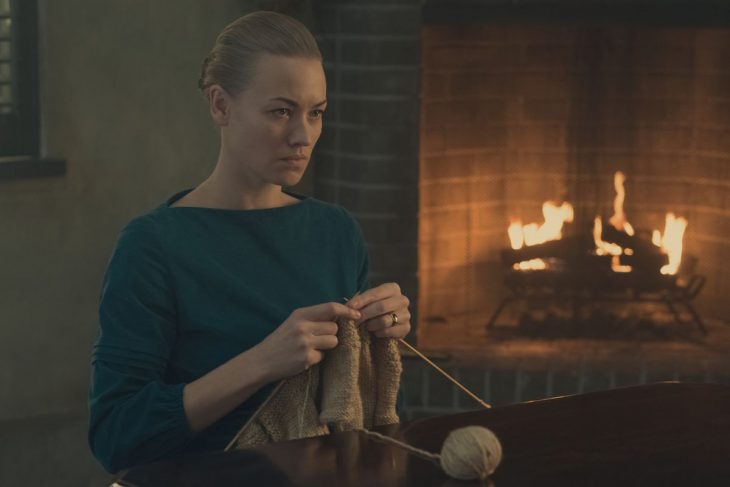 La actriz Yvonne Strahovski interpretando al personaje de Serna Joy en The Handmaid's Tale