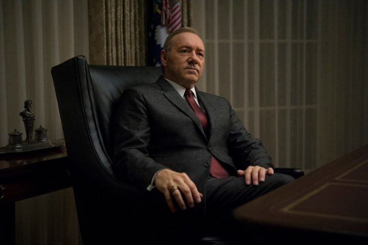 El actor Kevin Spacey interpretando al personaje Frank Underwood en House of Cards