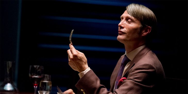 El actor Mads Mikkelsen interpretando al personaje de Hannibal de la serie del mismo nombre