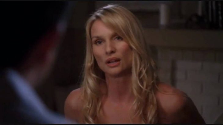 La actriz Nicollette Sheridan interpretando a Edie Britt en la serie Desperate Housewives