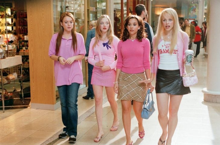 Las actrices Lindsay Lohan, Amanda Seyfried, Lacey Chambert y Rachel McAdams en la cinta Chicas Pesadas 