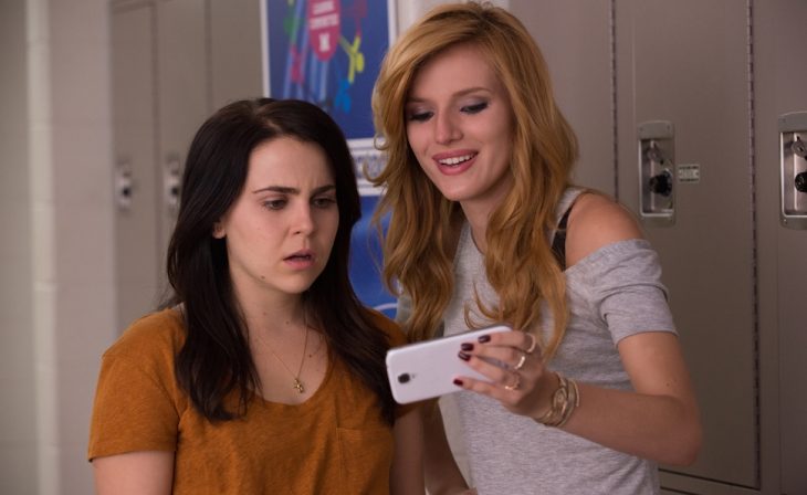 Las actrices Mae Whitman junto a Bella Thorne en la cinta La Duff