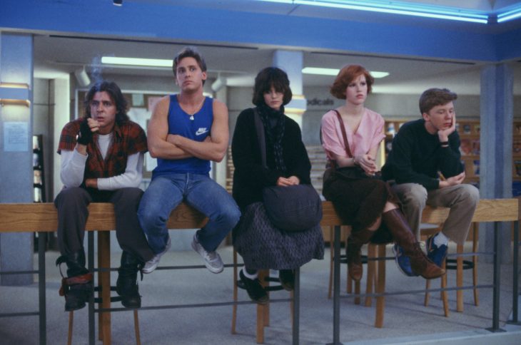 Los actores Judd Nelson, Emilio Estévez, Ally Sheedy, Molly Ringwald y Anthony Michael Hall en la cinta El Club de los Cinco