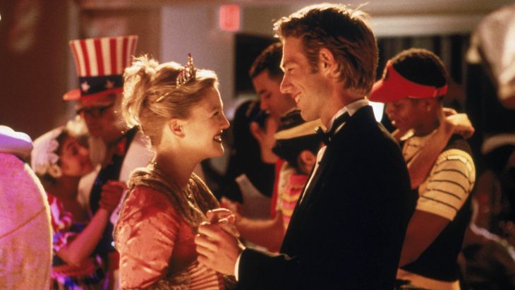 La actriz Drew Barrymore junto al actor Michael Vartan en la cinta Jamás Besada