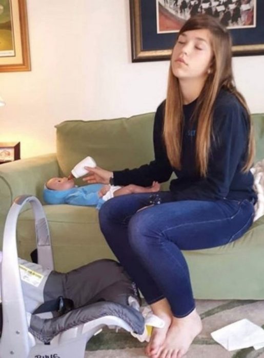 Olivia Cole alimentando a su bebé robot que le fue encargado de tarea escolar