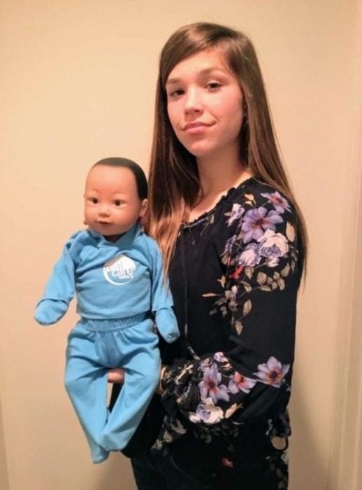 Olivia Cole de 15 años con su bebé robot que debía cuidar como tarea escolar