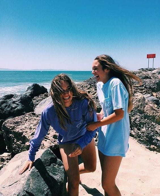 Dos mujeres en la playa riendo