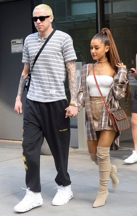 Ariana grande y Pete Davidson caminando juntos de la mano 