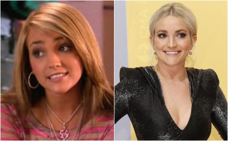 Jamie Lynn Spears en una alfombra roja, sonriendo, modelando vestido negro con escote y decorado en brillos, Zoey 101