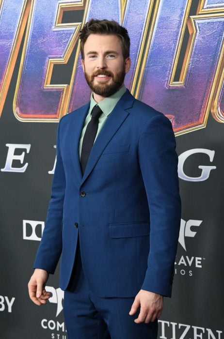 Chris Evans que interpreta al Capitán América en la premiere de la película de Avengers: Endgame en Los Angeles, vestido con traje azul