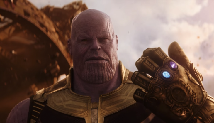 Villano Thanos en la película Avengers: Infinity war usando el guante con las gemas del infinito