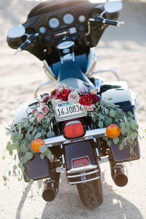 Motocicleta decorada con flores para una boda con estilo biker 