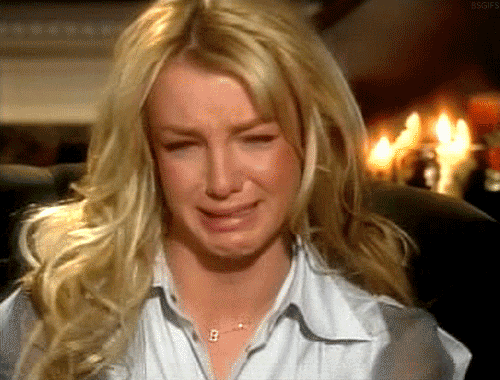 Gif de la cantante Britney Spears llorando, mujer rubia triste