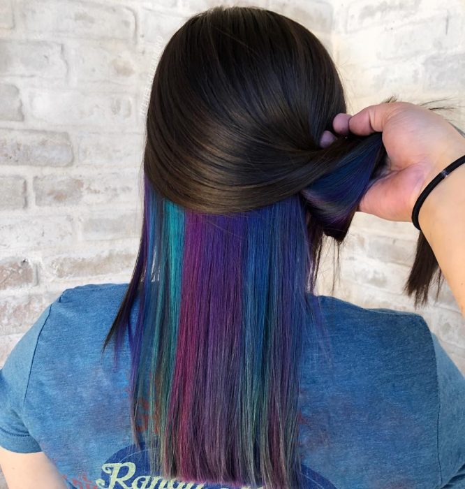 Tendencia de cabello, tinte oil slick que parece aceite derramado en el suelo, chica de cabello castaño y lacio con tinte en la parte de abajo de colores azul, morado y verde