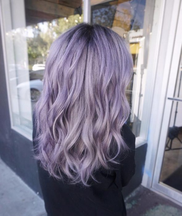 Chica con cabello largo y con ondas, color gris lavanda o lavender gray