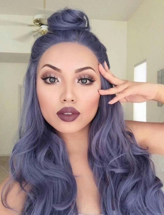 Chica con maquillaje de día y cabello color gris lavanda o lavender gray con tonalidad morada y peinado de medio chongo alto