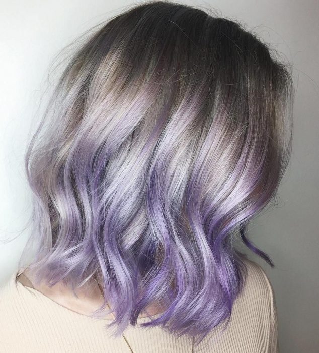 Chica con cabello corte bob, a los hombros y ondulado, color degradado ombré gris lavanda o lavender gray