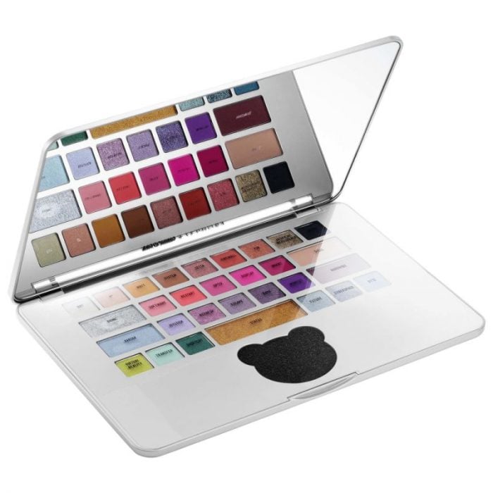 Paleta de sombra en forma de laptop de la nueva colección de maquillaje en colaboración con Moschino y Sephora