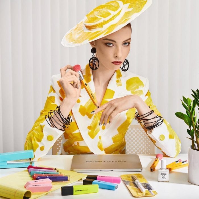 Chica mostrando la nueva colección de maquillaje de artículos de papelería de la marca Moschino y Sephora