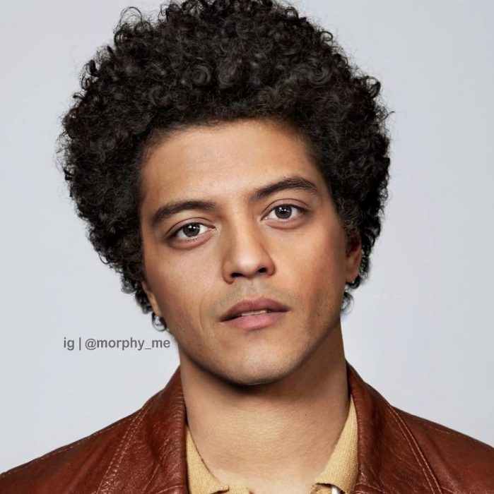 Chico con cabell rizado, chaqueta color vino y camisa amarilla, Rami Malek, Bruno Mars, Morphy_Me