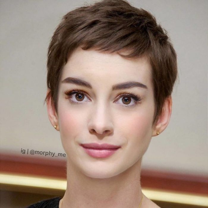Chica con cabello corto, pómulos rosados, mirando al frente, Anne Hathaway, Audrey Hepburn, Morphy_Me