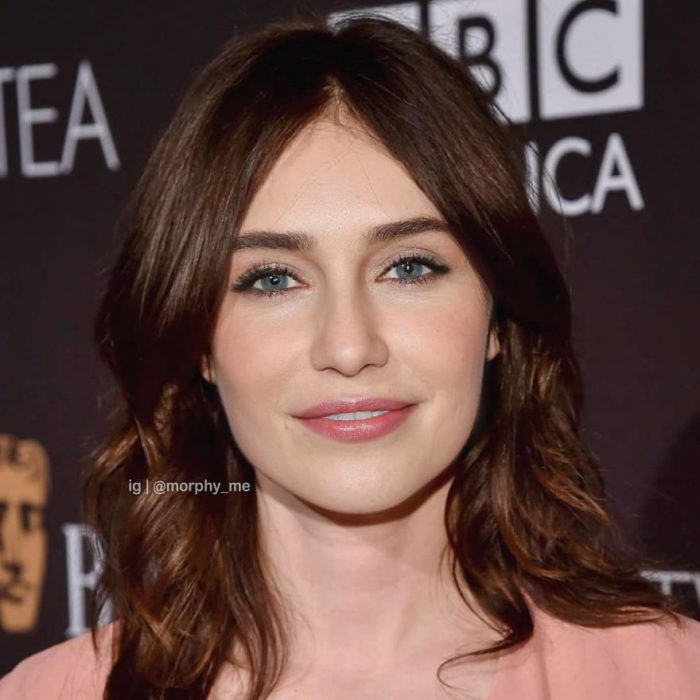 Chica con camisa melón sonriendo ligeramente, Emilia Clarke, Carice Van Houten , Morphy_Me