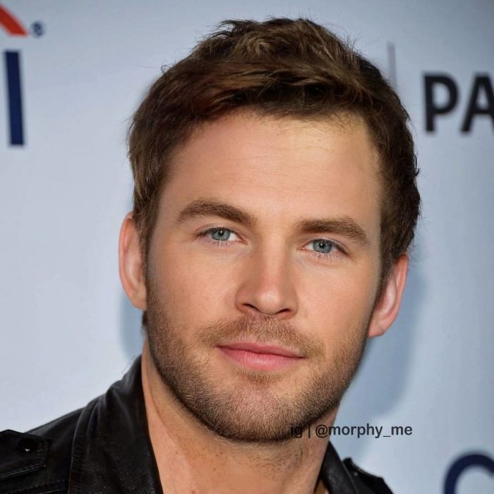 Hombre con facciones dlegadas, sonriendo, llevando camisa oscura, Chris Evans + Chris Pine + Chris Hemsworth y Chris Pratt, Morphy_Me