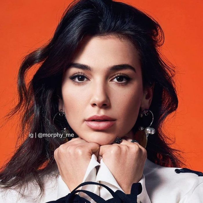 Chica con cabello largo, recargando su rostro frente a sus manos, Dua Lipa, Gal Gadot, Morphy_Me