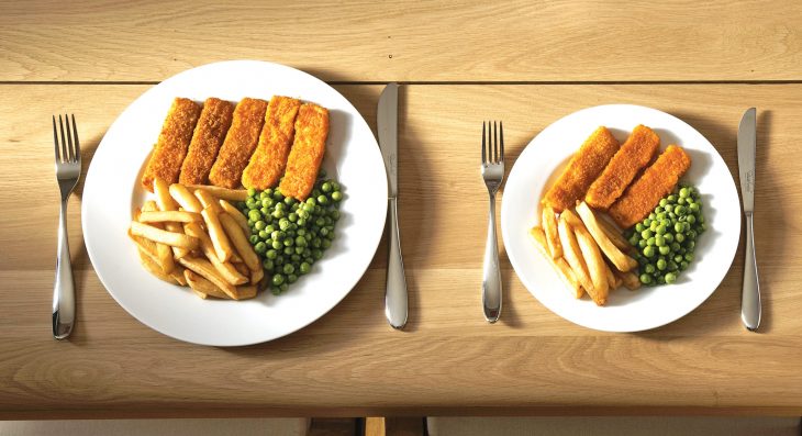 Una imagen sobre la diferencia entre menos cantidades de porciones en la comida