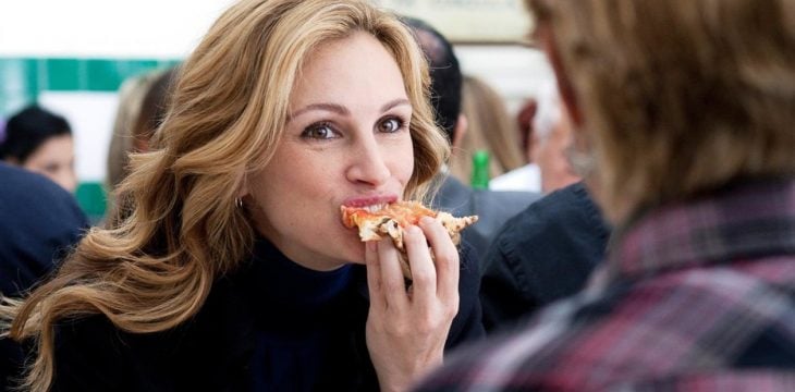 La actriz Julia Roberts comiendo una pizza en la cinta Eat Pray Love