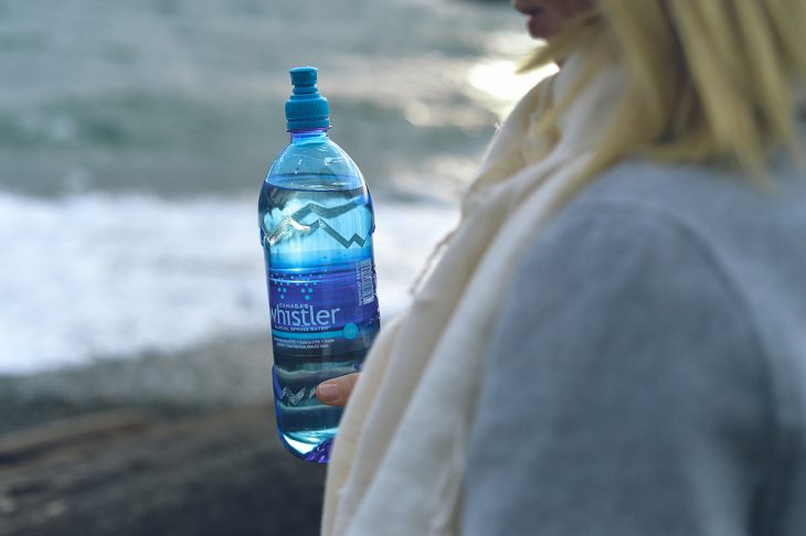 Mujer con botella de agua en la mano