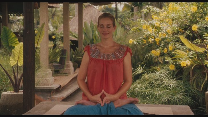 La actriz Julia Roberts meditando para la cinta Eat Pray Love