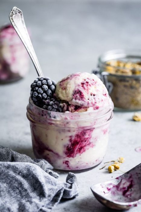 Recipiente de vidrio con helado de zarzamora y miel 