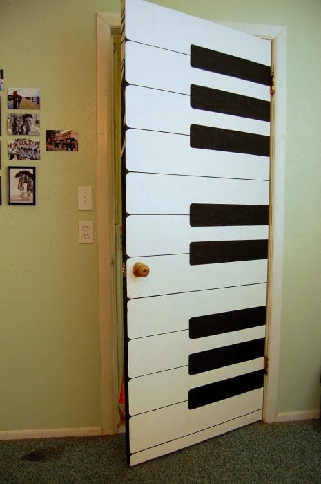 Puerta de una habitación decorada con las teclas de un piano 