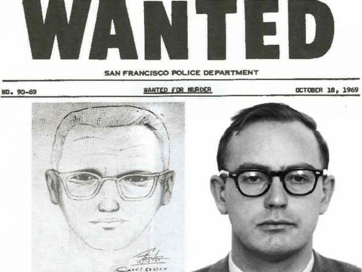 Recorte del periódico antiguo donde se muestra el retrato hablado de un criminal y su foto real, hombre con poco cabello, anteojos grandes, con mirada tétrica, escena del documental This Is the Zodiac Speaking 