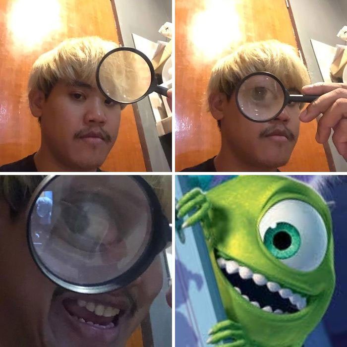 chico con cabello rubio, tes morena, bigote delgado, colocando una lupa sobre uno de sus ojos para recrear al personaje Mike wazowski de la película Monsters Inc., Anucha, cosplay