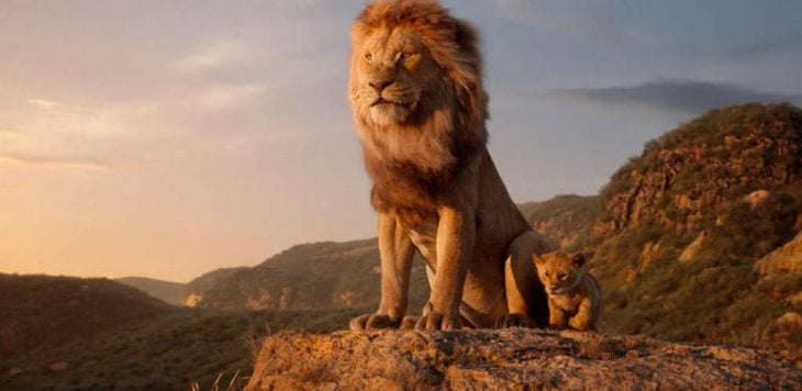 Escena del trailer live action del Rey León presentando a Mufasa y Simba