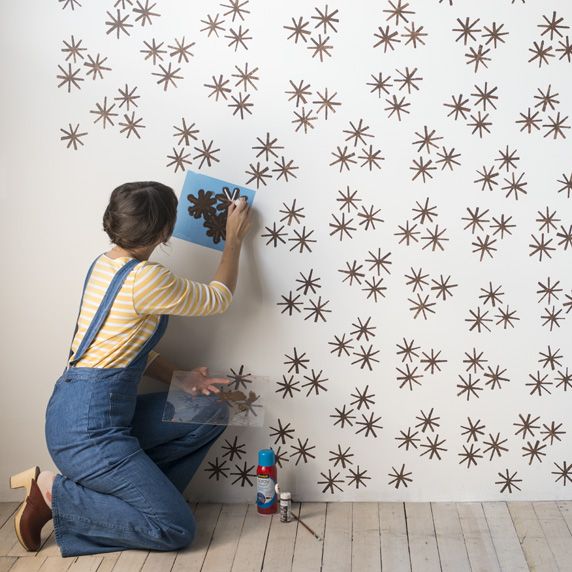 Pared estampada mujer joven pintando pared