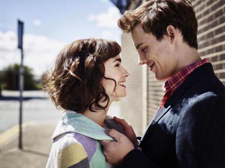 La actriz Lily Collins y el actor Sam Claflin en la cinta Love, Rosie