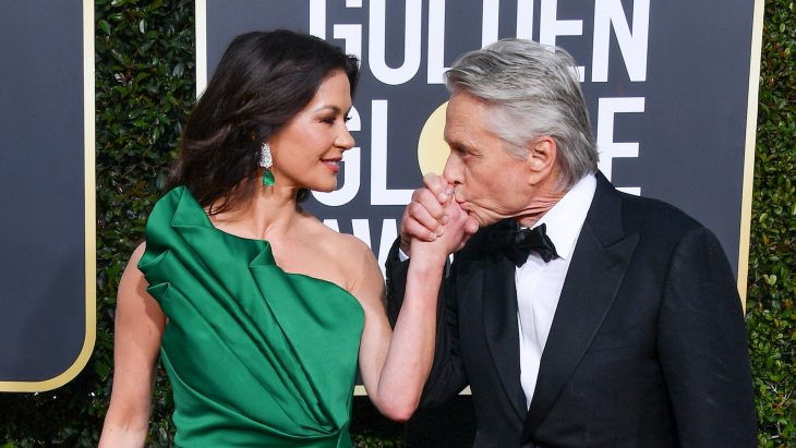 La actriz Catherine Zeta Jones y su esposo el actor Michael Douglas en la alfombra roja de los Golden Globes